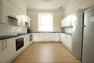 9 bed house, North Road East, North Hill, Plymouth, PL46AL - Image 1